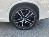 【BMWアロイホイル】軽量かつ強度に拘ったアロイホイル。走行性能ポテンシャルを引き出す設計。車の足元を引き締めてくれる大きなポイントはアロイホイルです。