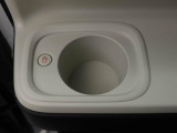 カップホルダーは運転席や助手席からちょうど手の届く位置です!!