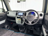 運転席まわりです。 各操作スイッチは使いやすい位置に配置されてます。