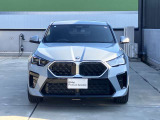 【BMWの伝統】BMWの特徴的な&ldquo;キドニーグリル&rdquo;は、80年以上続く伝統の形でございます。変わらないこだわりのデザインが、プレミアムブランド&ldquo;BMW&rdquo;を創り出します。