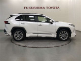 【まるごとクリーニング】シートを取り外し、車内を徹底洗浄。隅々まで丁寧に仕上げています。