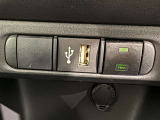 充電用USB端子付き。スマートフォンなどの充電に便利です。