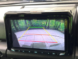 【バックカメラ】駐車時に後方がリアルタイム映像で確認できます。大型商業施設や立体駐車場での駐車時や、夜間のバック時に大活躍!運転スキルに関わらず、今や必須となった装備のひとつです!