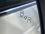 【ブラインドスポットモニター】走行中、ドアミラーの死角になりやすい箇所に後続車が接近するとサイドミラーのレンズに警告を表示!ドライバーに注意喚起をしてくれます。