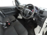 シンプルで使いやすいデザインの運転席です。