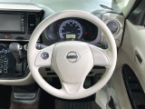 インテリアに合わせたデザインのステアリングは、運転される方のことも考え、運転しやすい形状、大きさです。是非一度、実際に触ってお確かめください。