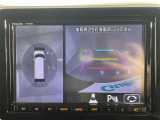 【全方位モニター】クルマを真上から見下ろした視点で駐車をサポートします!死角からの障害物にいち早く気が付くことができます。