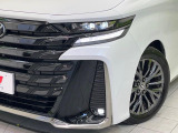 【三眼LEDヘッドライト】スタイリッシュな見た目の三眼LEDヘッドライトを装備♪スタイルだけでなく、夜間の走行も視界良好で安心してお乗りいただけます。