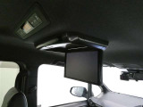 後部座席の方が退屈しないための後席モニター装備しています DVDを流すもよしテレビを見るもよし 長距離ドライブやお子様を後席にお乗せの方には大変重宝します