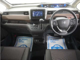 運転にかかわる様々な操作を安全に行えるように視点移動が少なく、操作性に配慮されたスイッチ類が凝縮されたコクピットです。
