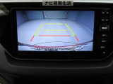 後退時に車両の後ろ側をモニター画面に表示します。車庫入れなどでバックする際に後方確認ができて便利です。車庫入れが苦手な人もこれで安心。