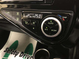 オートエアコンです。モーターで駆動するコンプレッサーを使っているので、エンジン停止時でもエアコンを効かせることが可能です!