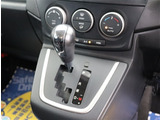 お車選びをお楽しみ頂けるよう、在庫車の展示スペースを十分に確保しております。