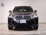 【BMWの伝統-1】BMWの特徴的な&ldquo;キドニーグリル&rdquo;は、80年以上続く伝統の形でございます。変わらないこだわりのデザインが、プレミアムブランド&ldquo;BMW&rdquo;を創り出します。