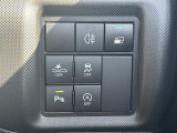 運転席横にあるスイッチです。スマートアシストやアイドリングストップ、横滑り防止機能をOFFにするもの、オートハイビーム機能をONにするものです。