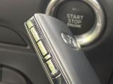 【アドバンストキー】カバンやポケットに入れたままでもドアの施錠・解錠が可能なスマートキーを装備。エンジンのオン・オフ時もカギを取り出す必要が無いからとっても便利です♪