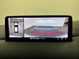 【360&deg;ビュー・モニター】まるでクルマを真上から見下ろしたかのような視点で駐車をサポートします!クルマの斜め後ろや真横など、前後左右の4つのカメラの映像が合成されて、モニターに映し出されます。