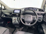 運転席まわりです。 各操作スイッチは使いやすい位置に配置されてます。