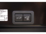 【クローザー】 スイッチを押すと電動でバックドアが閉まります。