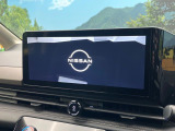【メーカー純正ナビ】インテリアに溶け込むスタイリッシュな「専用設計」メーカーナビを装備♪視認性や操作性など基本性能にも優れ、より上質なカーライフをお楽しみいただけます。