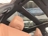 爽やかな風と光が差し込む開放的な車内で、至福のドライブを心ゆくまで。