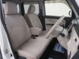 運転席のスペースはゆったりしていて、視界も広く確保されているので普段の運転からロングドライブまで快適です。
