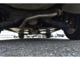 車両後方からの下回りです。マフラー防錆塗装や下回り防錆施工等も可能でございます。