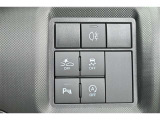 コーナーセンサーを車の前後に装備。障害物までの距離に応じて警告音を変えてお知らせ。縦列駐車時や駐車場・車庫などでの取り回しをサポートします。詳細は販売店スタッフまでおたずねください。