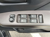パワーウィンドウスイッチで運転席から全席の窓の開閉ができます♪