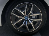 BMW純正19インチホイール。洗練されたデザインで、足元の個性を引き立てます。