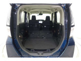 セカンドシートを倒した状態です。セカンドシートは独立可倒、荷物に合わせてラゲッジスペースをアレンジできます。