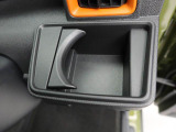 【カップホルダー】エアコン吹き出し口下部に設置されていますので使いやすさバッチリ!運転席から手の届くちょうどの位置です!