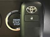 【スマートキー】カバンやポケットに入れたままでもドアの施錠・解錠が可能なスマートキーを装備。エンジンのオン・オフ時もカギを取り出す必要が無いからとっても便利です♪