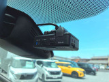 万が一の瞬間も、純正ドラレコで安心。事故やトラブル、あおり運転の記録をしっかり残してくれるから、後の手続きもスムーズに。ナビ画面に映像表示が出来るので、その場で状況確認も出来て便利です♪