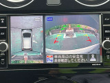 アラウンドビューモニターです。4つのカメラからの映像を合成・処理することで空から見下ろすような視点で周囲を確認でき、駐車時のクルマの位置確認がスムーズになります。