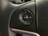 ステアリング左手側にオーディオ関連のコントロールスイッチを配置しています。操作時は視線を逸らすことなく運転に集中できます。