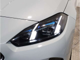 【LEDヘッドライト】先進のLEDテクノロジーを採用。放射される白色光の周波特性は太陽光に近く、バイキセノン・ヘッドライトを上回るコントラストで更に明るく輝きます!