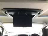 後席に乗車する方が見やすいように、フリップダウンのモニターを装備しています