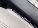 運転席は電動シートになっております。微調整していただけるので、ドライビングポジションもばっちりです♪