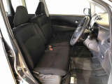 運転席の座面高さを調整できるシートリフターが付いています。フロントシートはベンチシートを採用で、座面も広く使い勝手もいいですよ♪