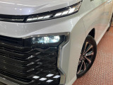 【三眼LEDヘッドライト】スタイリッシュな見た目の三眼LEDヘッドライトを装備♪スタイルだけでなく、夜間の走行も視界良好で安心してお乗りいただけます。