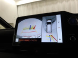 パノラミックビューモニター付きです。車両を上から見たような映像をディスプレイオーディオ画面に表示。運転席からの目視だけでは見にくい、車両周辺の状況をリアルタイムでしっかり確認できます。