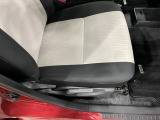 痛みの出やすい運転席シートの角、フロアマット、座面、ともに良好です