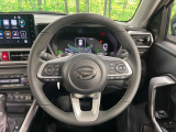インテリアに合わせたデザインのステアリングは、運転される方のことも考え、運転しやすい形状、大きさです。是非一度、実際に触ってお確かめください。
