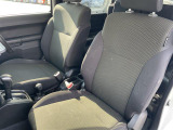 【運転席】座り心地が良いシートなので長時間の運転でも快適にお過ごしいただけます。新品のフロアマットのご注文も可能です。掲載箇所以外にご希望の写真がございましたらお気軽にお問い合わせ下さい。