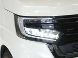 【LEDヘッドライト】省電力で、明るく遠くまで照らし、夜道や雨天などの走行の際、安心感を高めます。オートライト機構で周囲の明るさを感知し、自動で点灯、消灯します。
