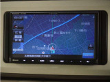 パナソニック製ストラーダナビ(CN-E320D)&バックカメラが装備されているので、普段の使い勝手もロングドライブも快適です。