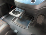 運転席からも助手席からも使いやすい位置に、引き出し式ドリンクホルダーとスマホなどを置けるトレイを配置しています。