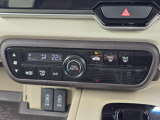 車内環境を自動でコントロールするフルオートエアコン。長距離ドライブも快適です。