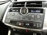 温度の感じ方は、個人差がありますね。運転席、助手席で独立して温度設定のできる左右独立温度コントロールのオートエアコン装備です。